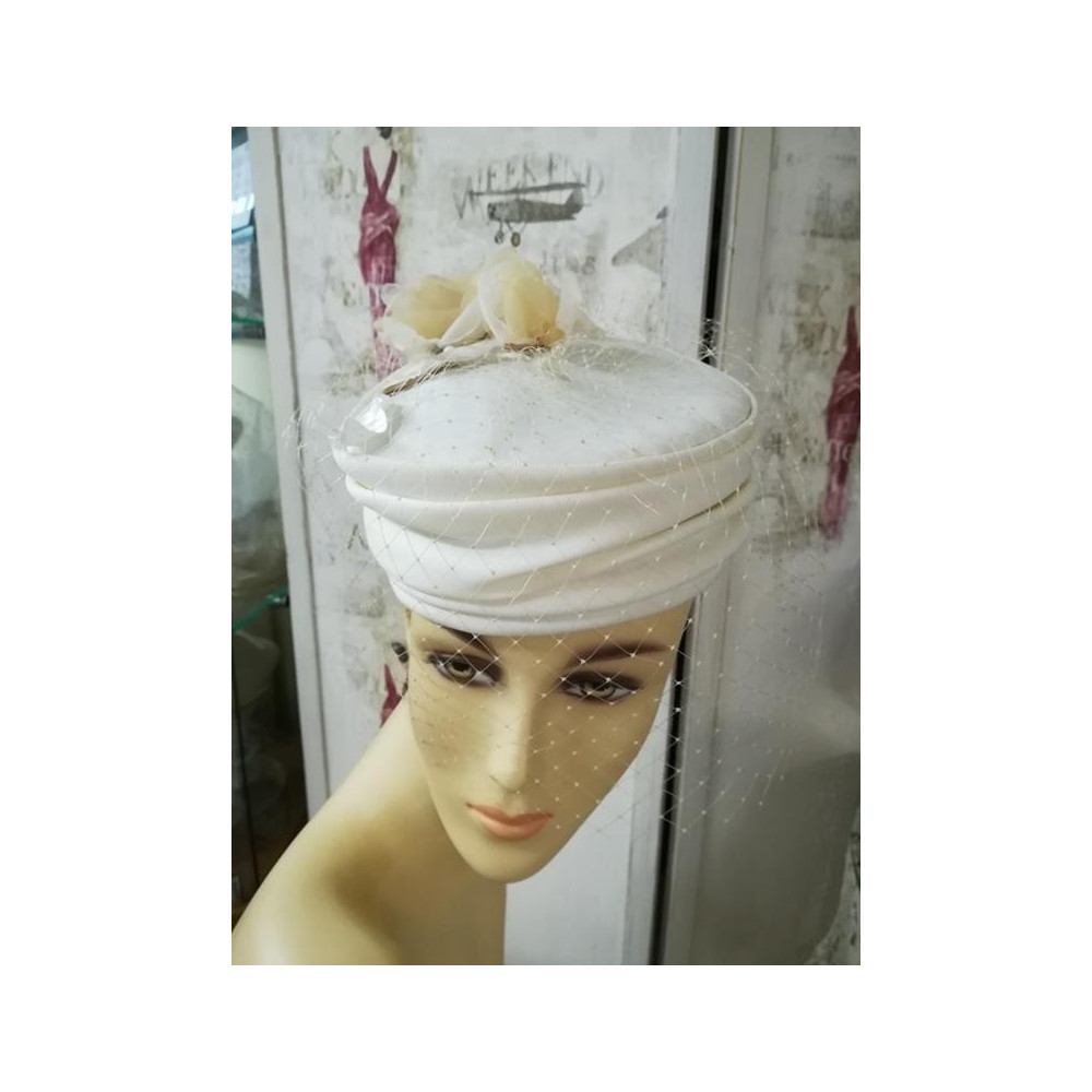 Kremowo beżowy toczek z woalką