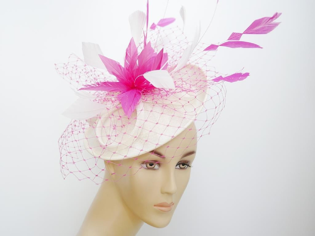 Śmietankowo  różowy kapelusik koktajlowy dysk z lnu z woalką