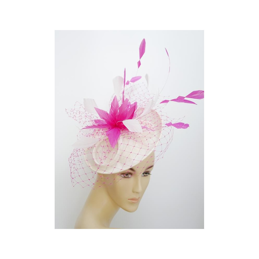 Śmietankowo  różowy kapelusik koktajlowy dysk z lnu z woalką