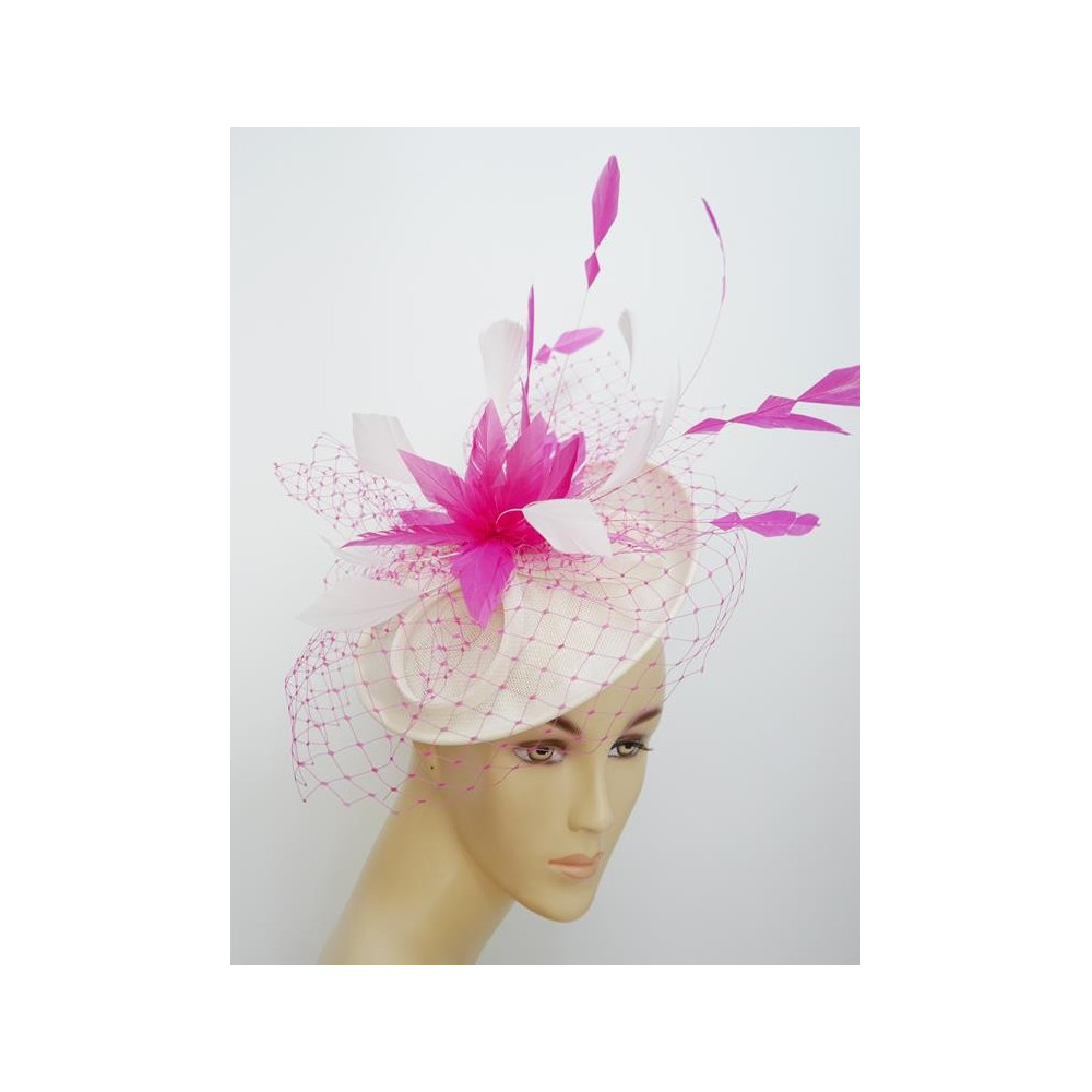 Śmietankowo  różowy kapelusik koktajlowy dysk z lnu z woalką