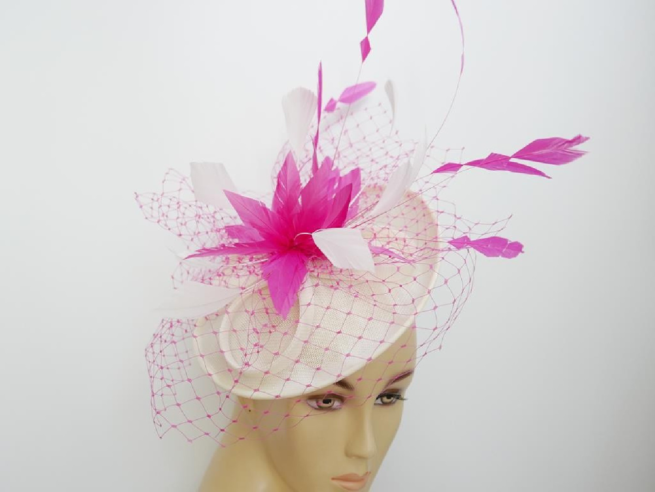 Śmietankowo  różowy kapelusik koktajlowy dysk z lnu z woalką
