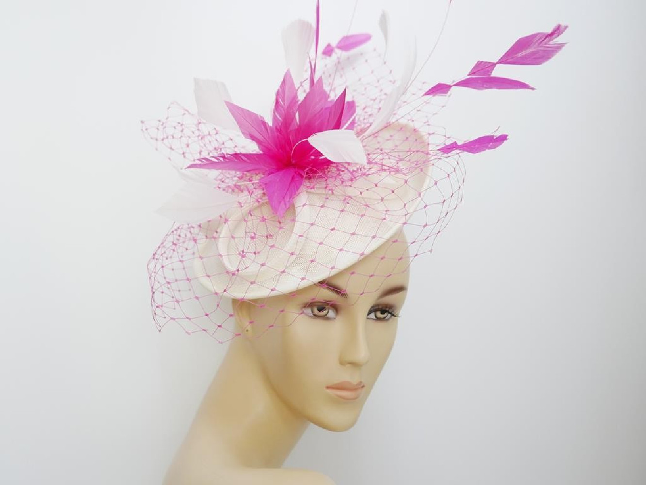 Śmietankowo  różowy kapelusik koktajlowy dysk z lnu z woalką