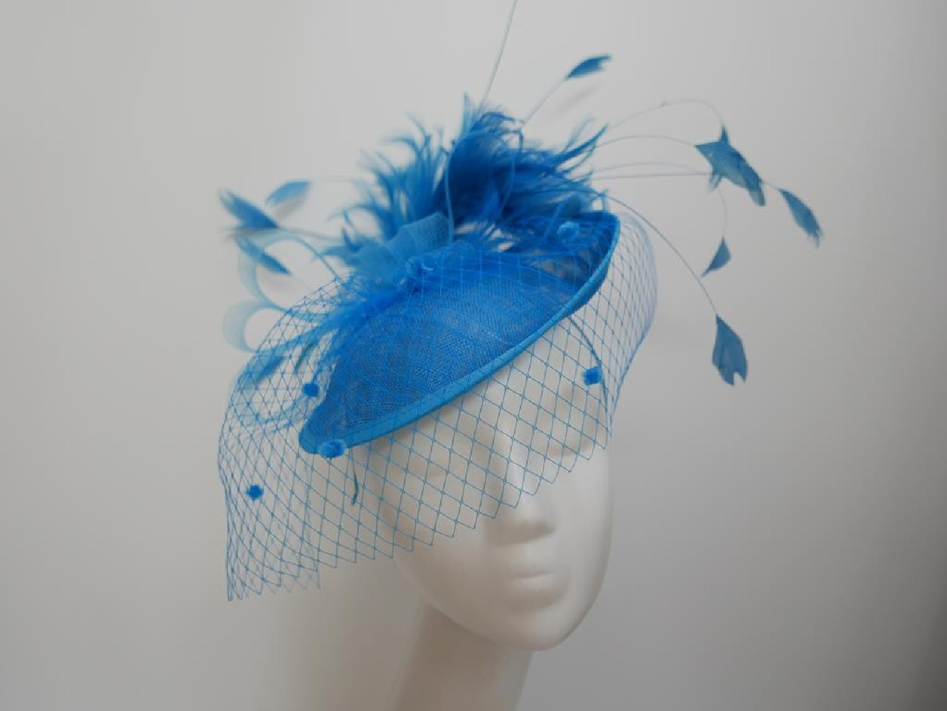 Niebieski kapelusz koktajlowy dysk z sinamay z woalką
