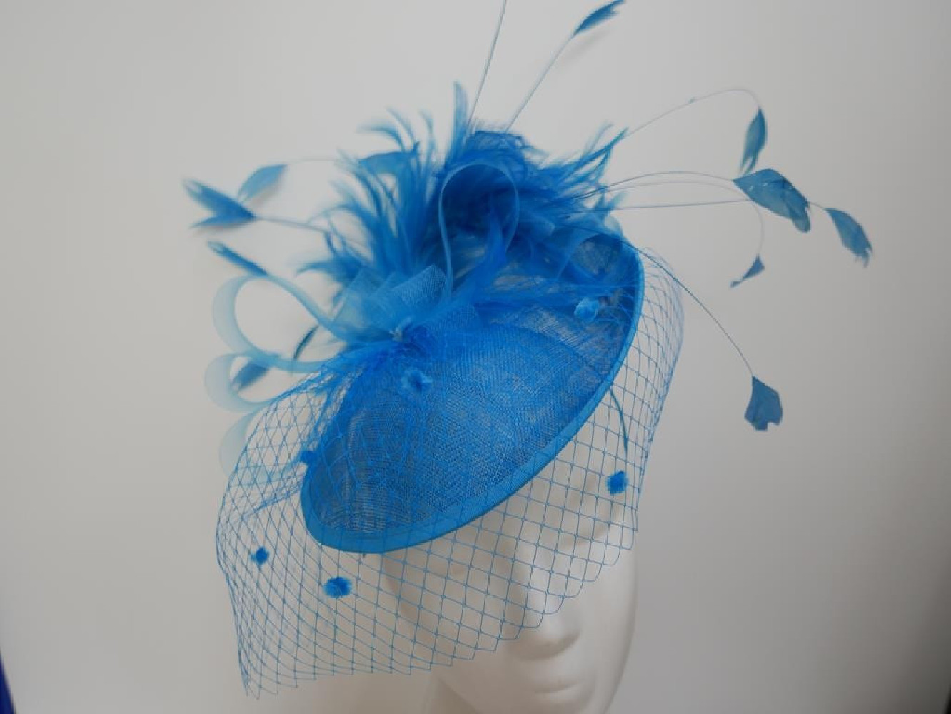 Niebieski kapelusz koktajlowy dysk z sinamay z woalką