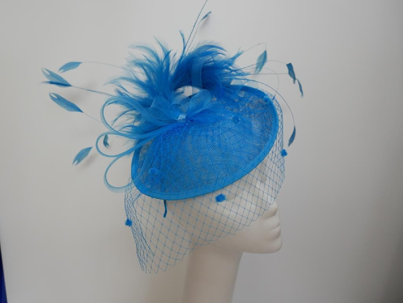 Niebieski kapelusz koktajlowy dysk z sinamay z woalką