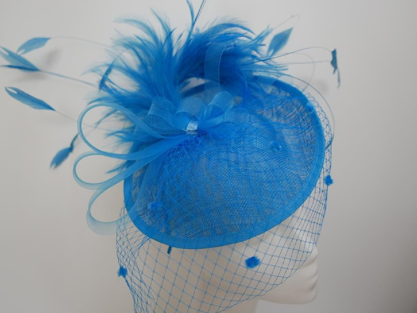 Niebieski kapelusz koktajlowy dysk z sinamay z woalką