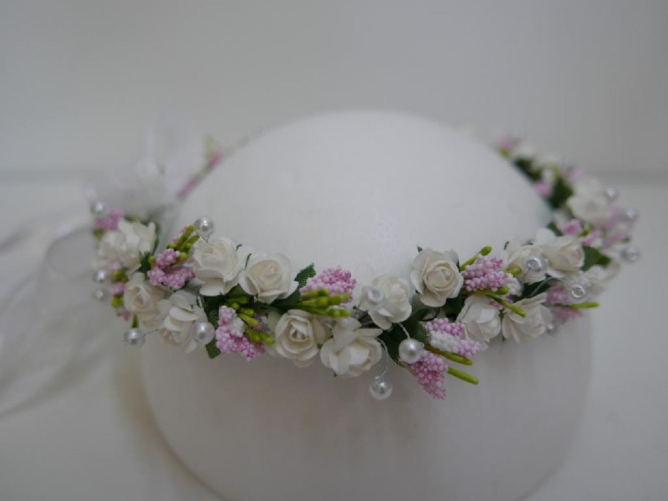Biało różowy wianek z kokardą