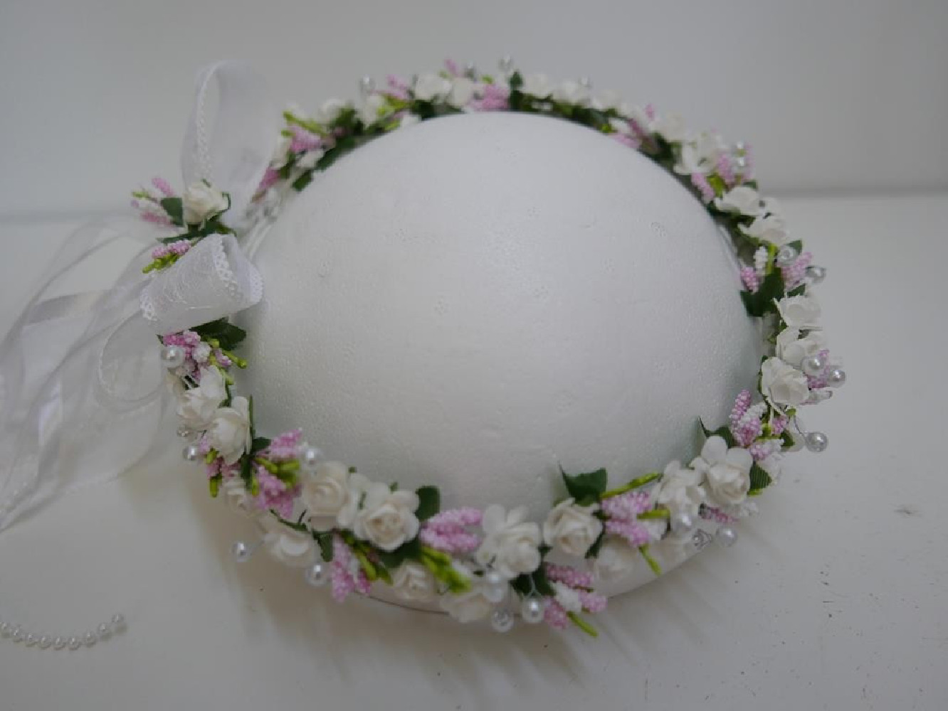 Biało różowy wianek z kokardą