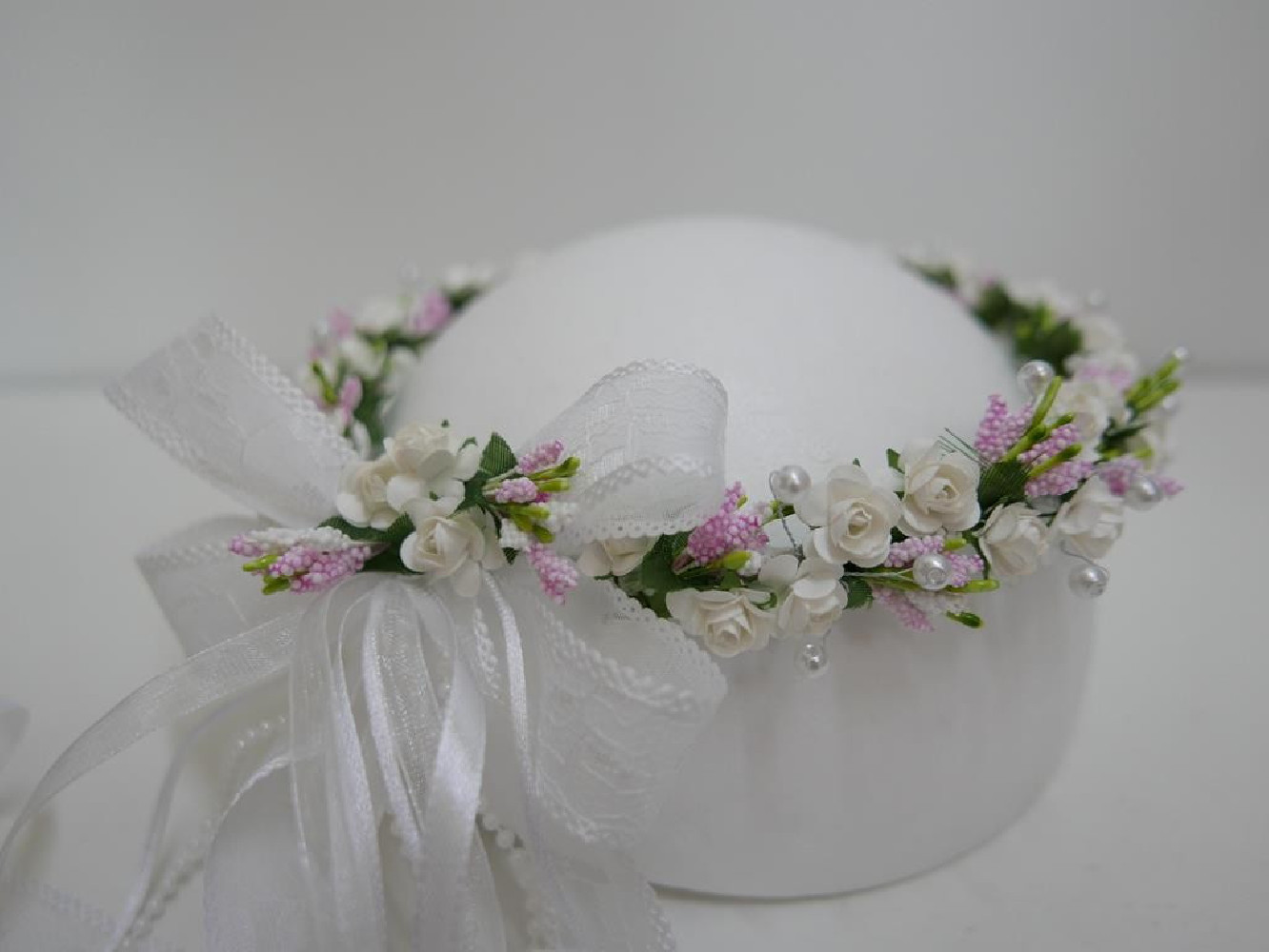 Biało różowy wianek z kokardą