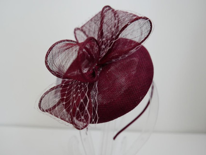Bordowy fascynator na przepasce