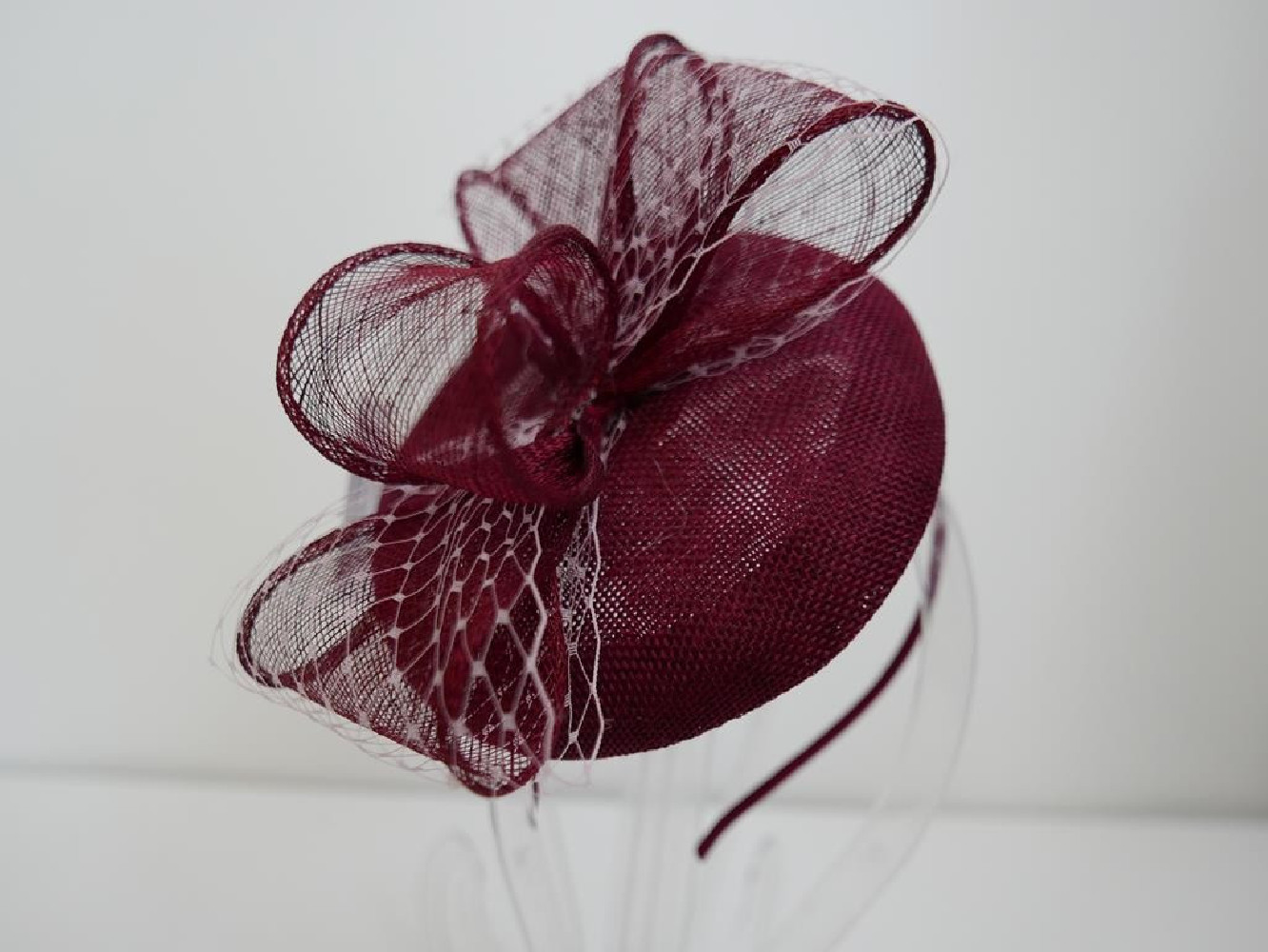Bordowy fascynator na przepasce
