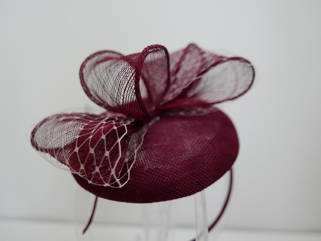 Bordowy fascynator na przepasce