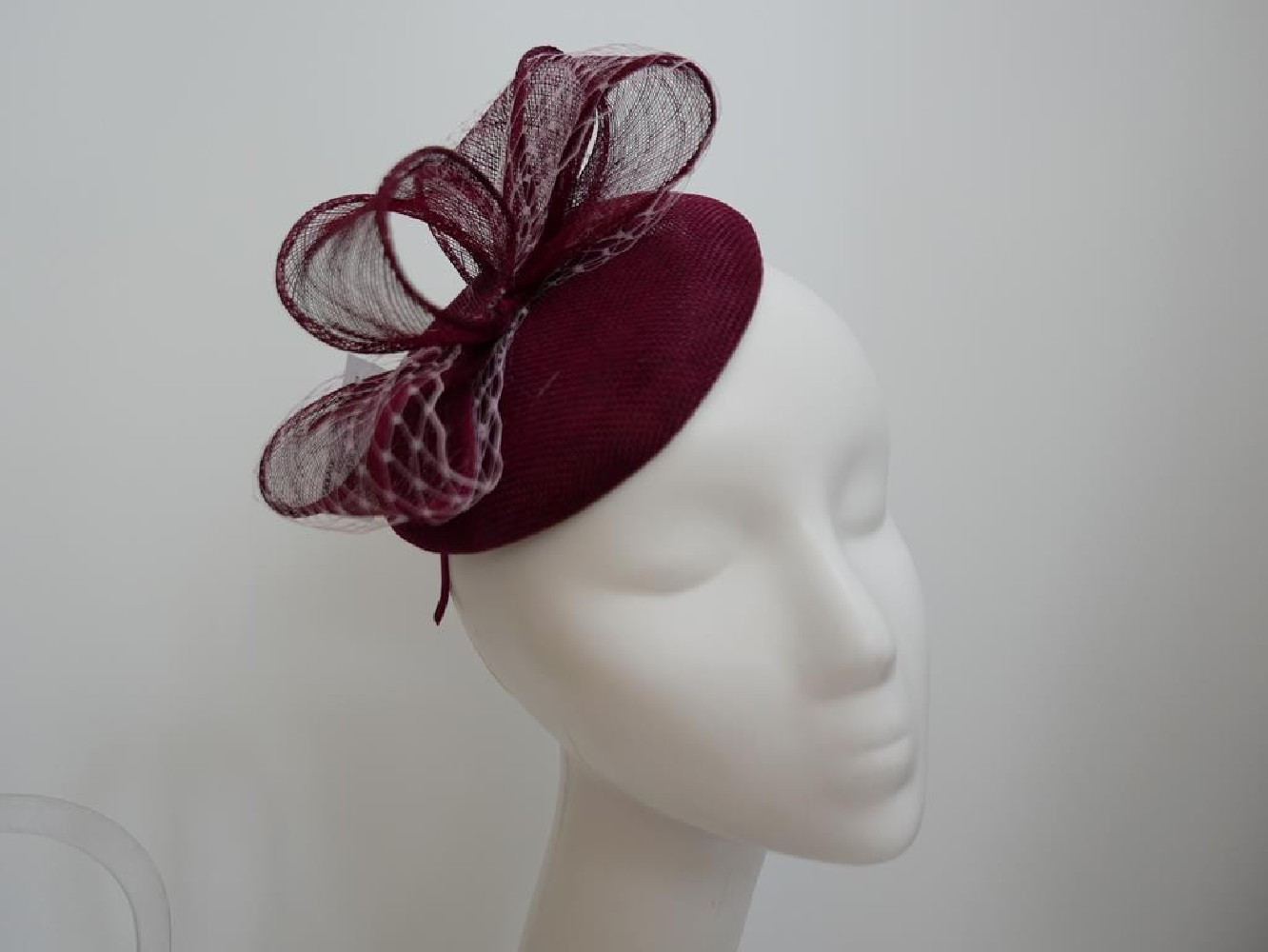 Bordowy fascynator na przepasce