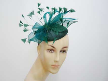 Zielony fascynator na przepasce