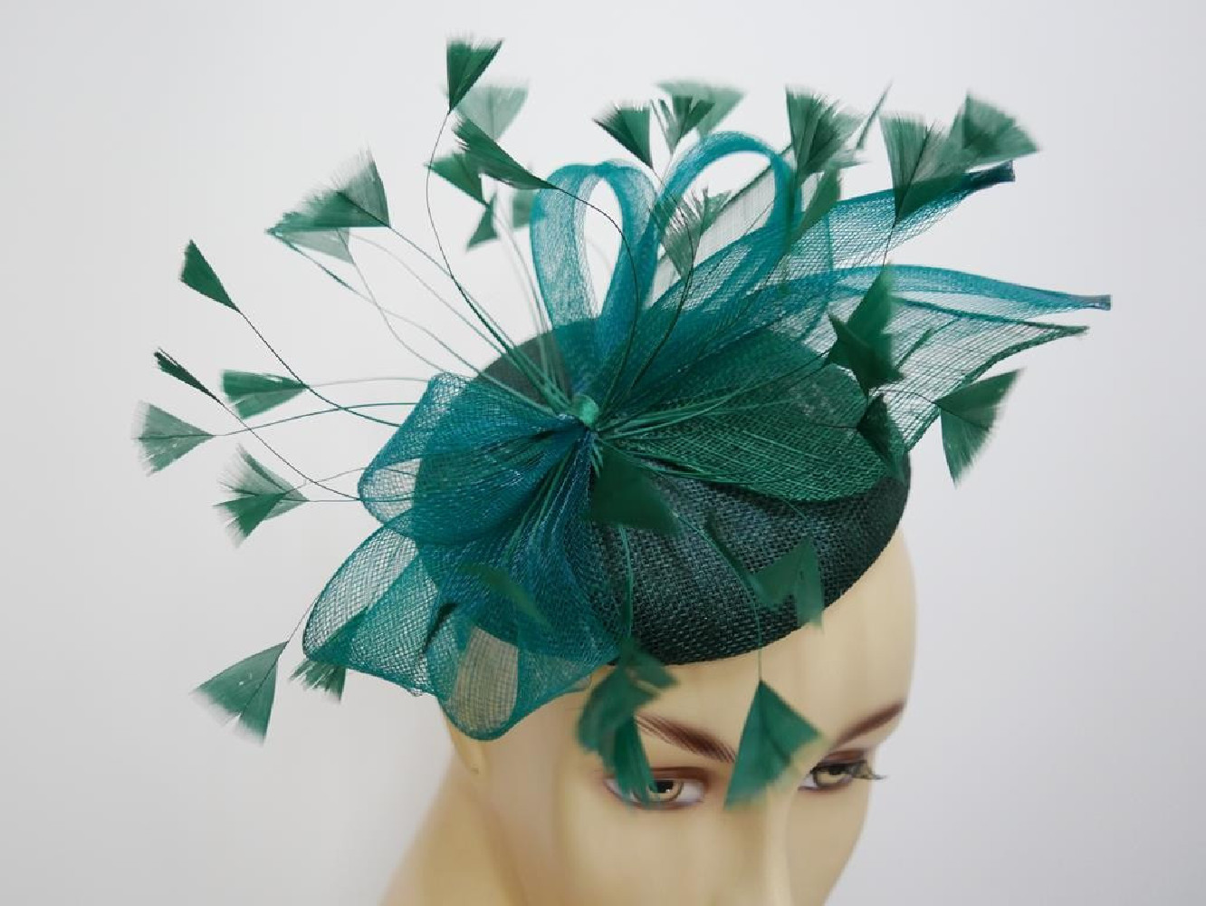 Zielony fascynator na przepasce