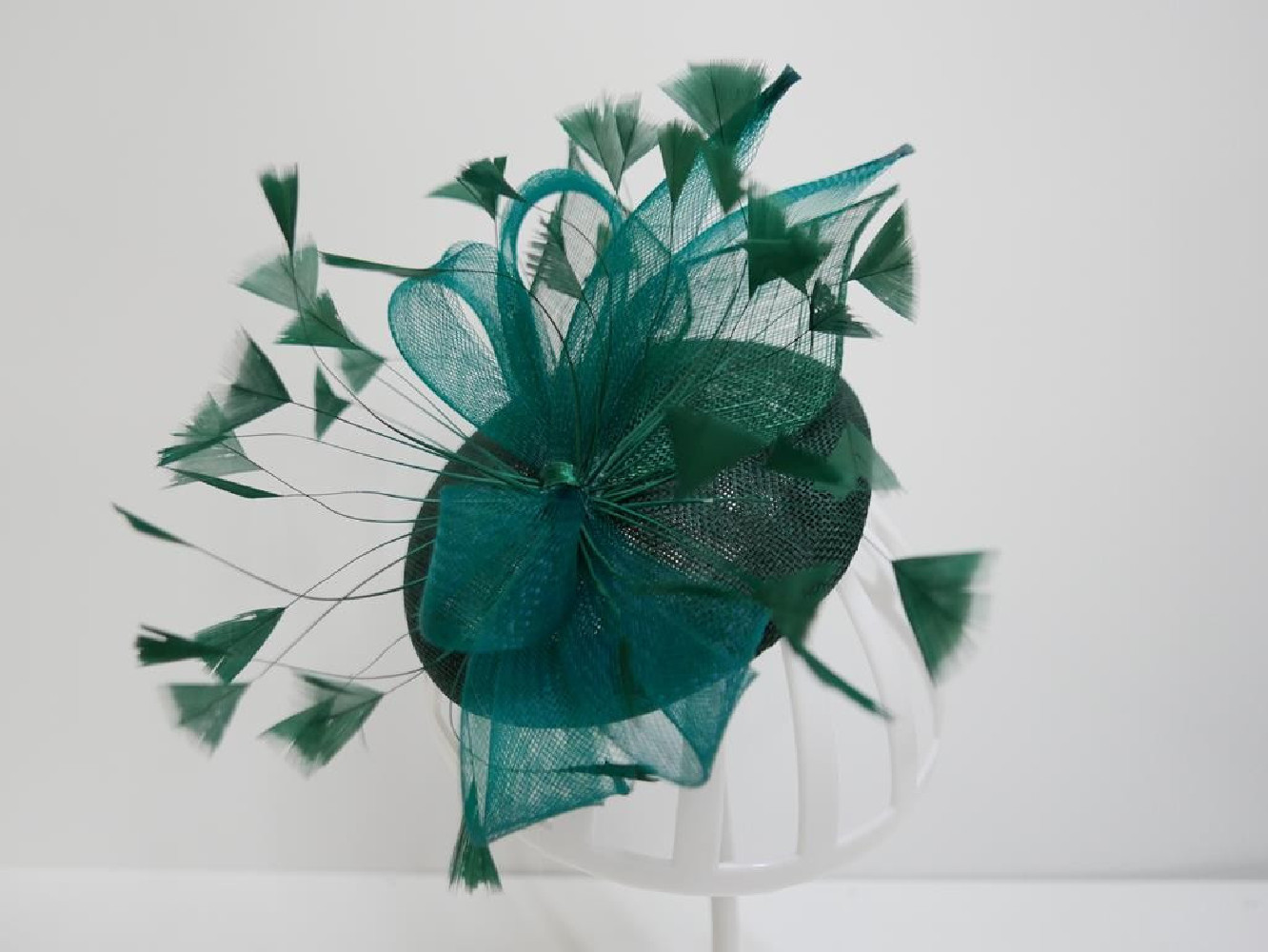 Zielony fascynator na przepasce