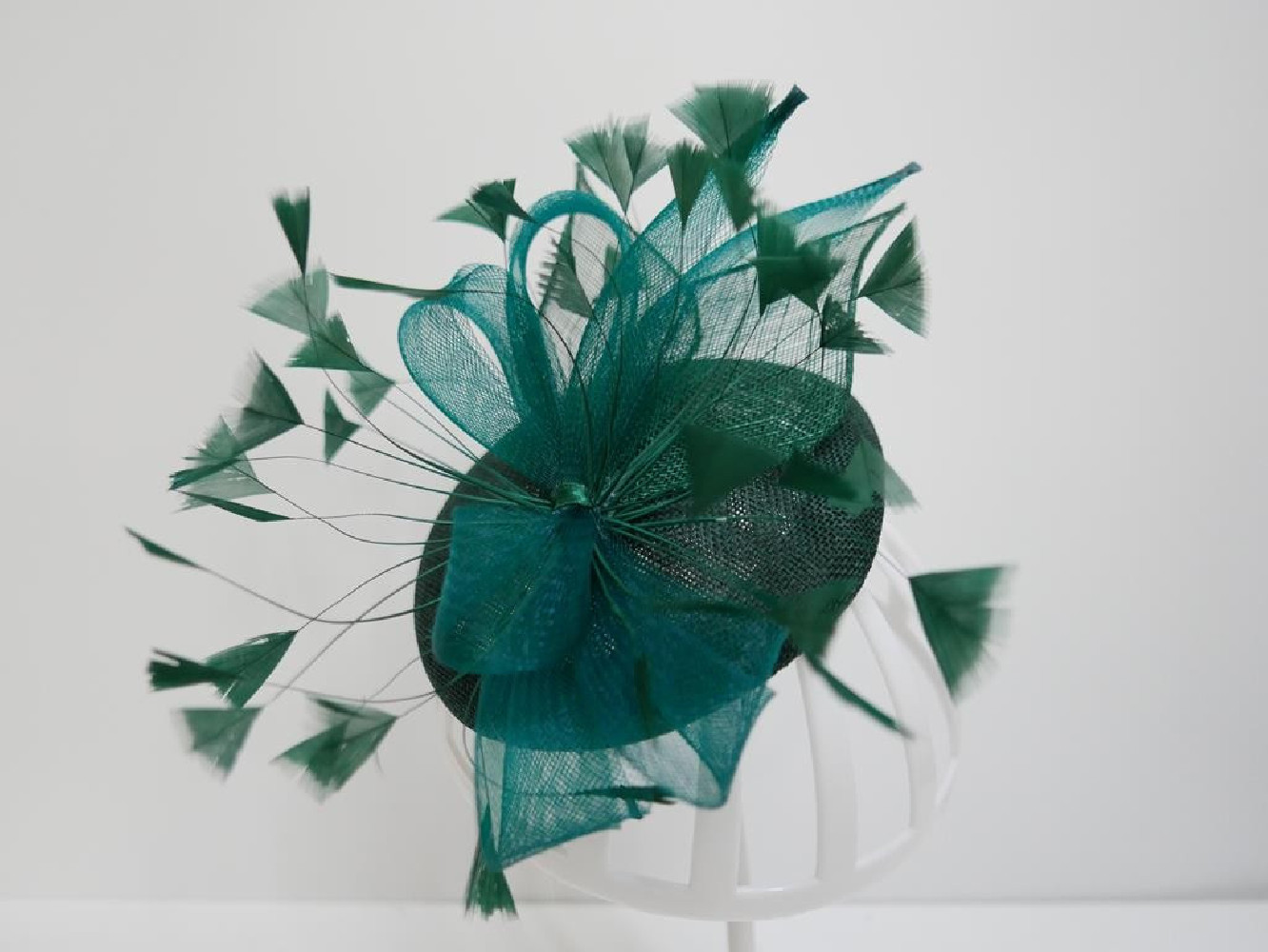 Zielony fascynator na przepasce