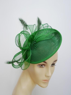 Zielony kapelusik koktajlowy  z lnu na przepasce