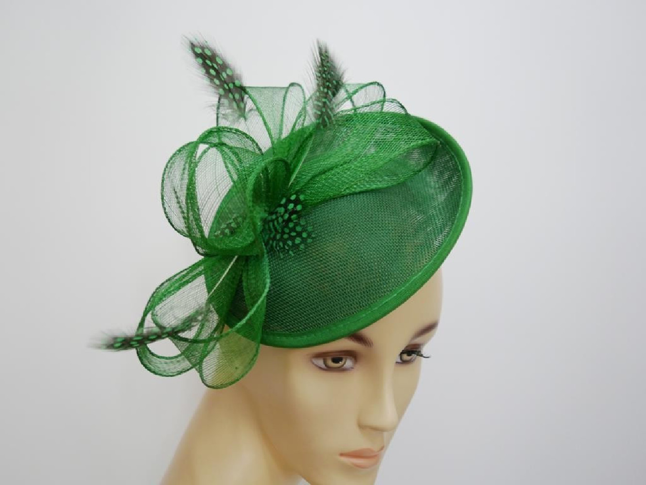 Zielony kapelusik koktajlowy  z lnu na przepasce