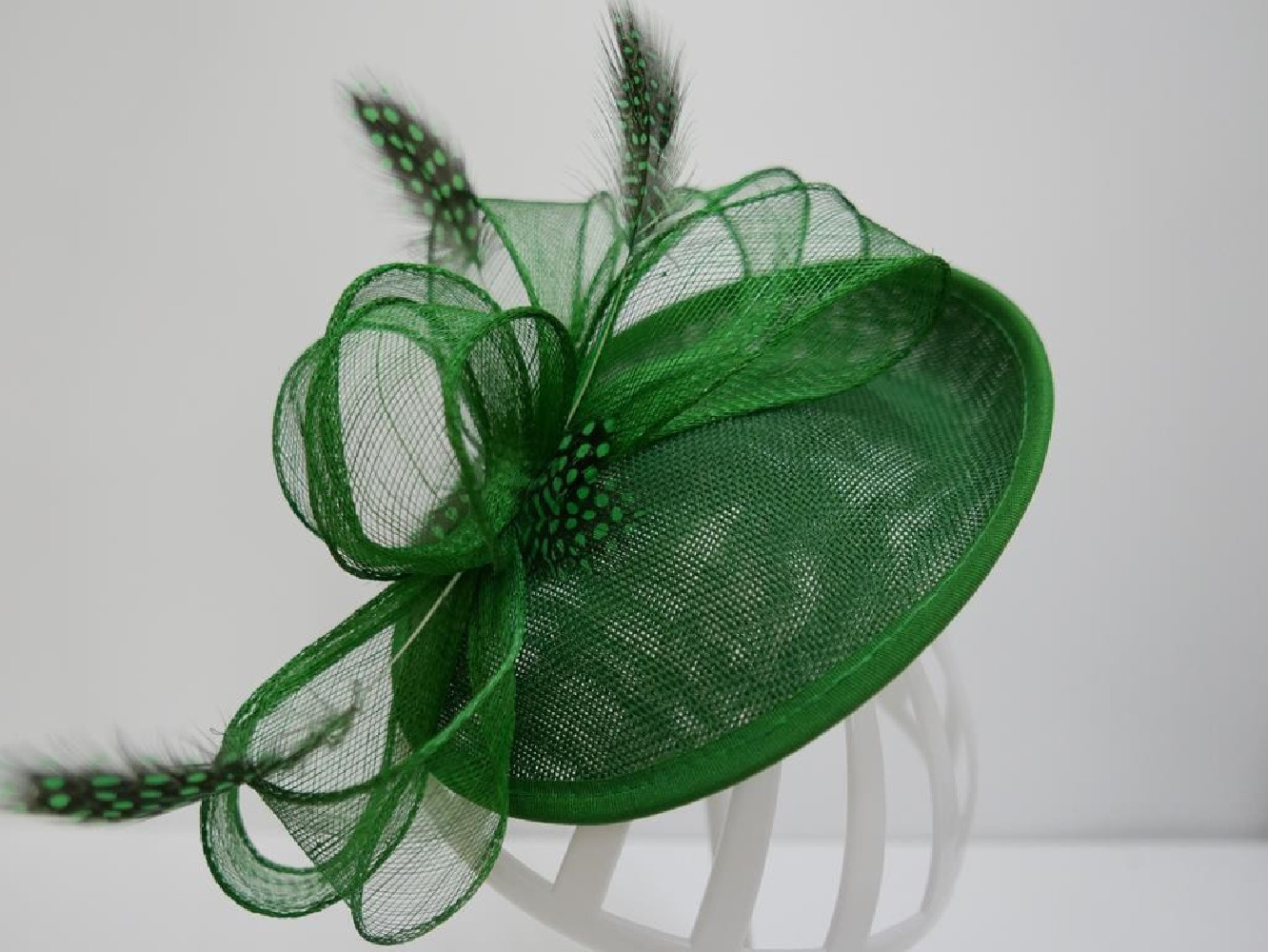 Zielony kapelusik koktajlowy  z lnu na przepasce