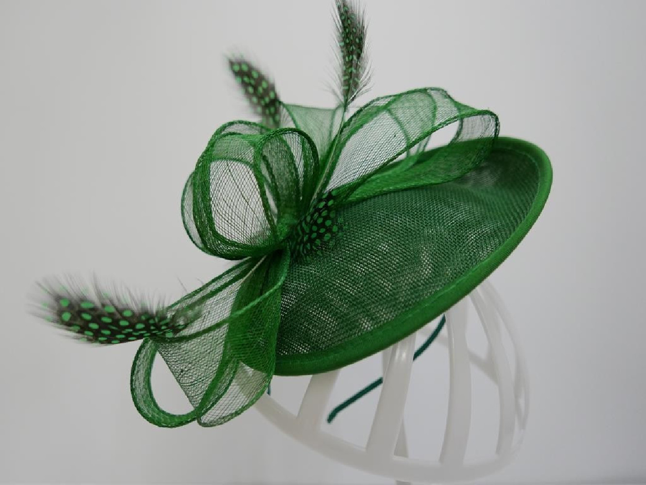 Zielony kapelusik koktajlowy  z lnu na przepasce