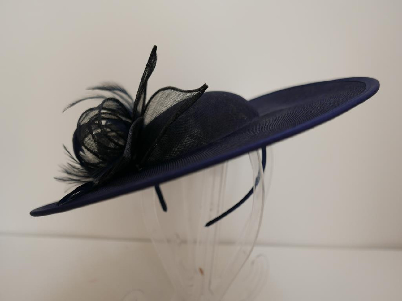 Granatowy kapelusz koktajlowy dysk z lnu z piórami