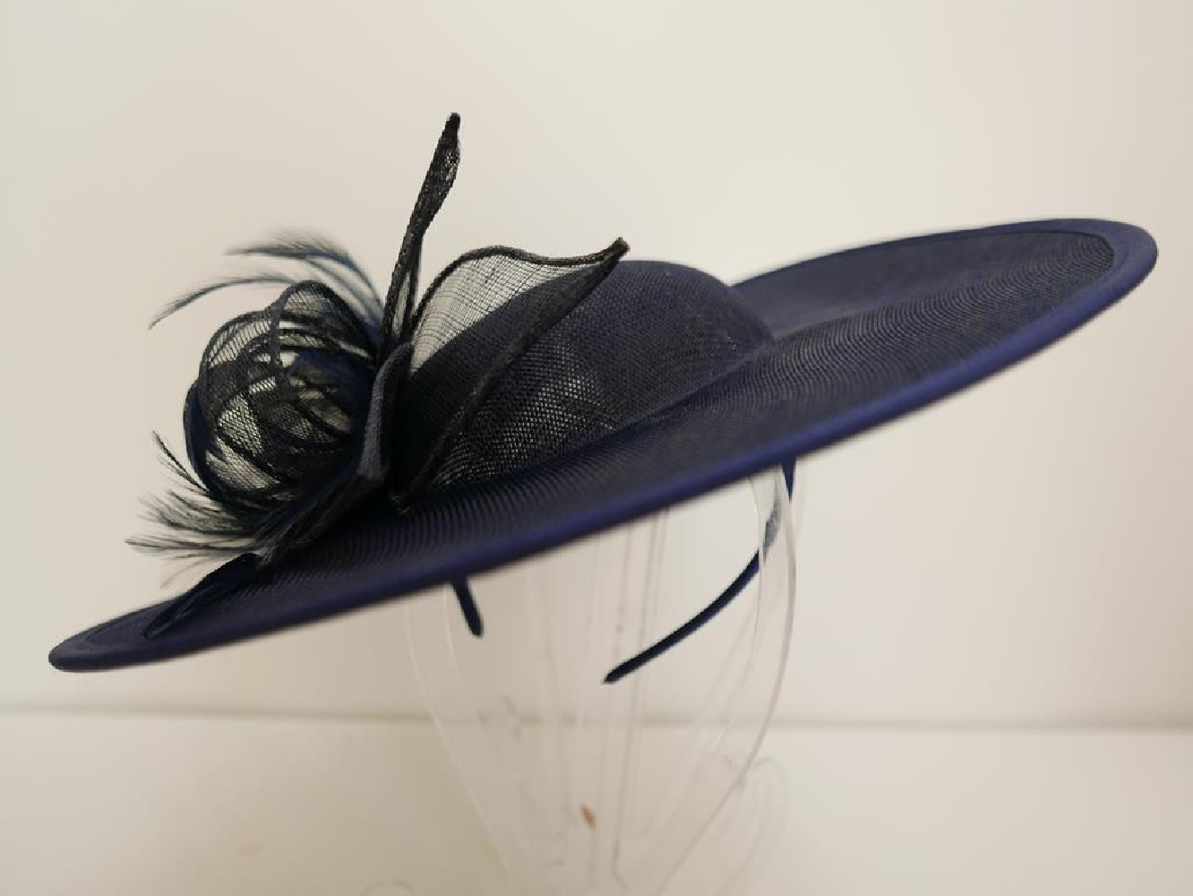 Granatowy kapelusz koktajlowy dysk z lnu z piórami