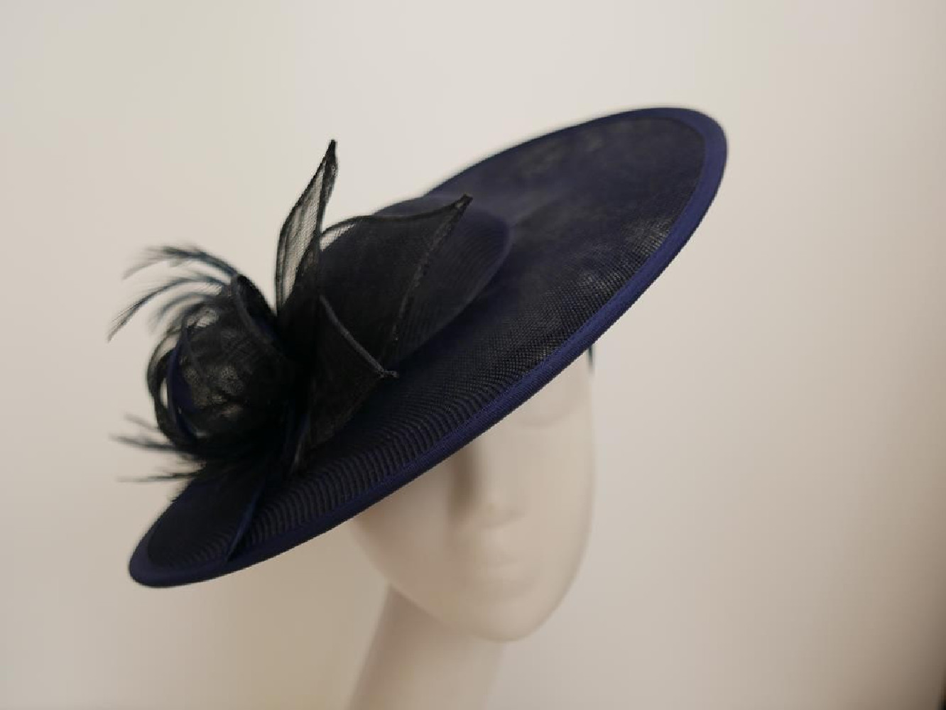 Granatowy kapelusz koktajlowy dysk z lnu z piórami