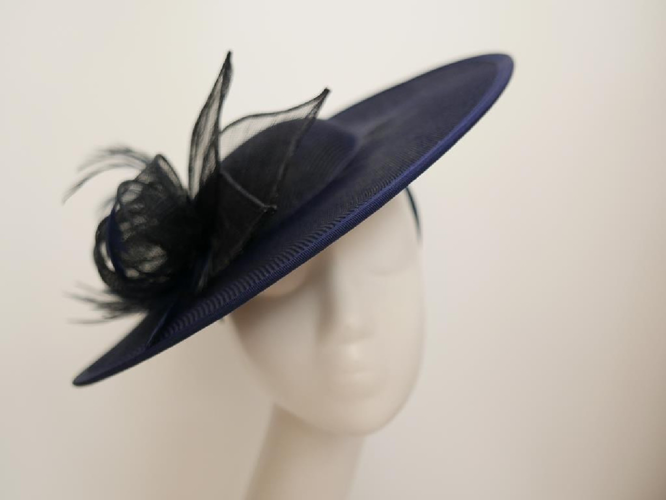 Granatowy kapelusz koktajlowy dysk z lnu z piórami