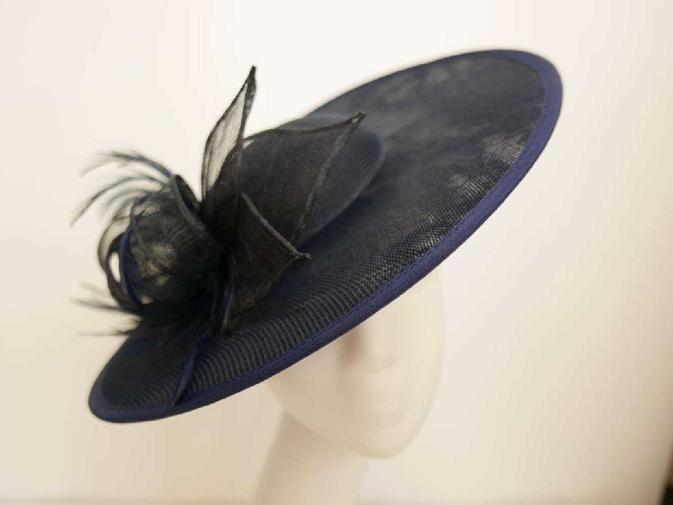 Granatowy kapelusz koktajlowy dysk z lnu z piórami