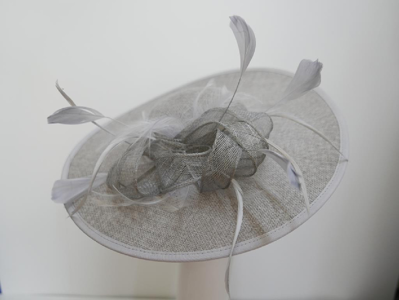 Szary kapelusz koktajlowy dysk z lnu z piórami