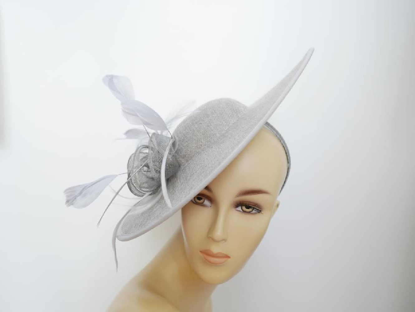 Szary kapelusz koktajlowy dysk z lnu z piórami
