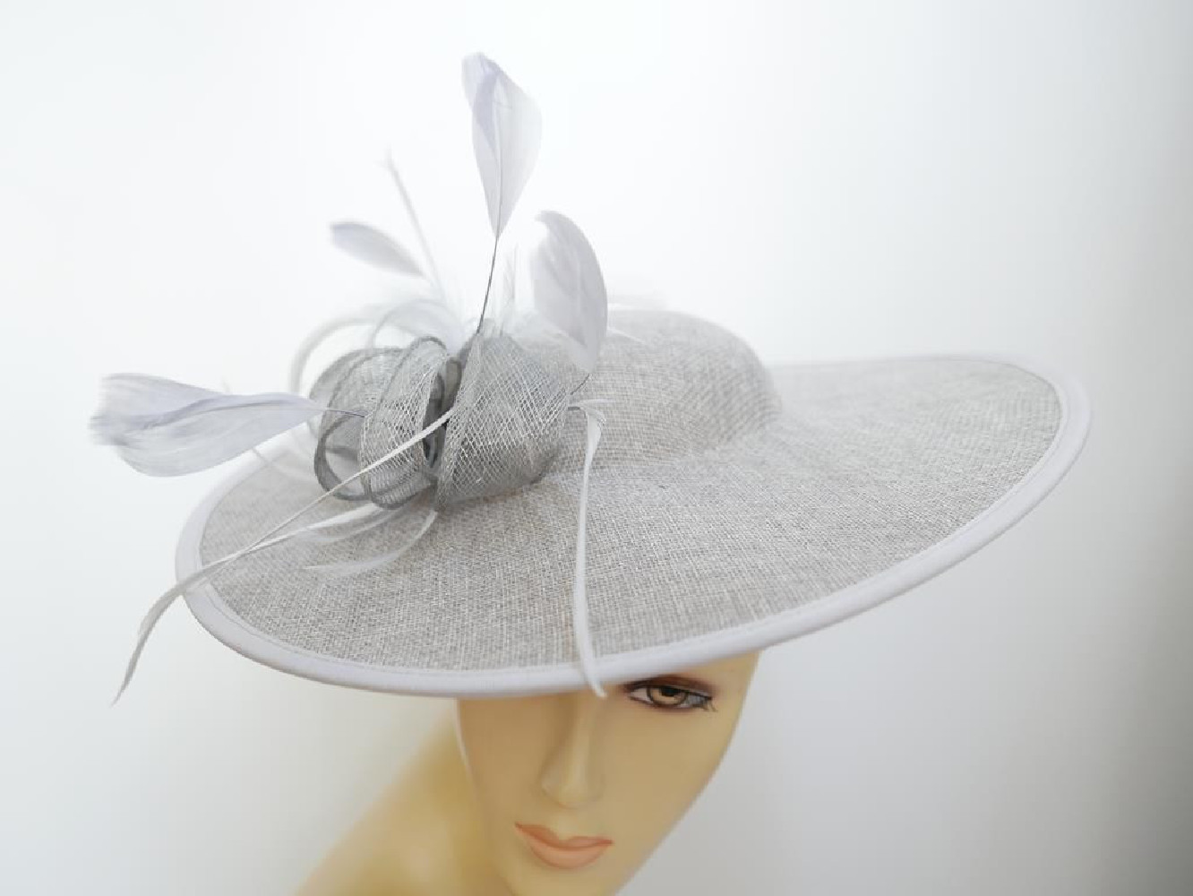 Szary kapelusz koktajlowy dysk z lnu z piórami