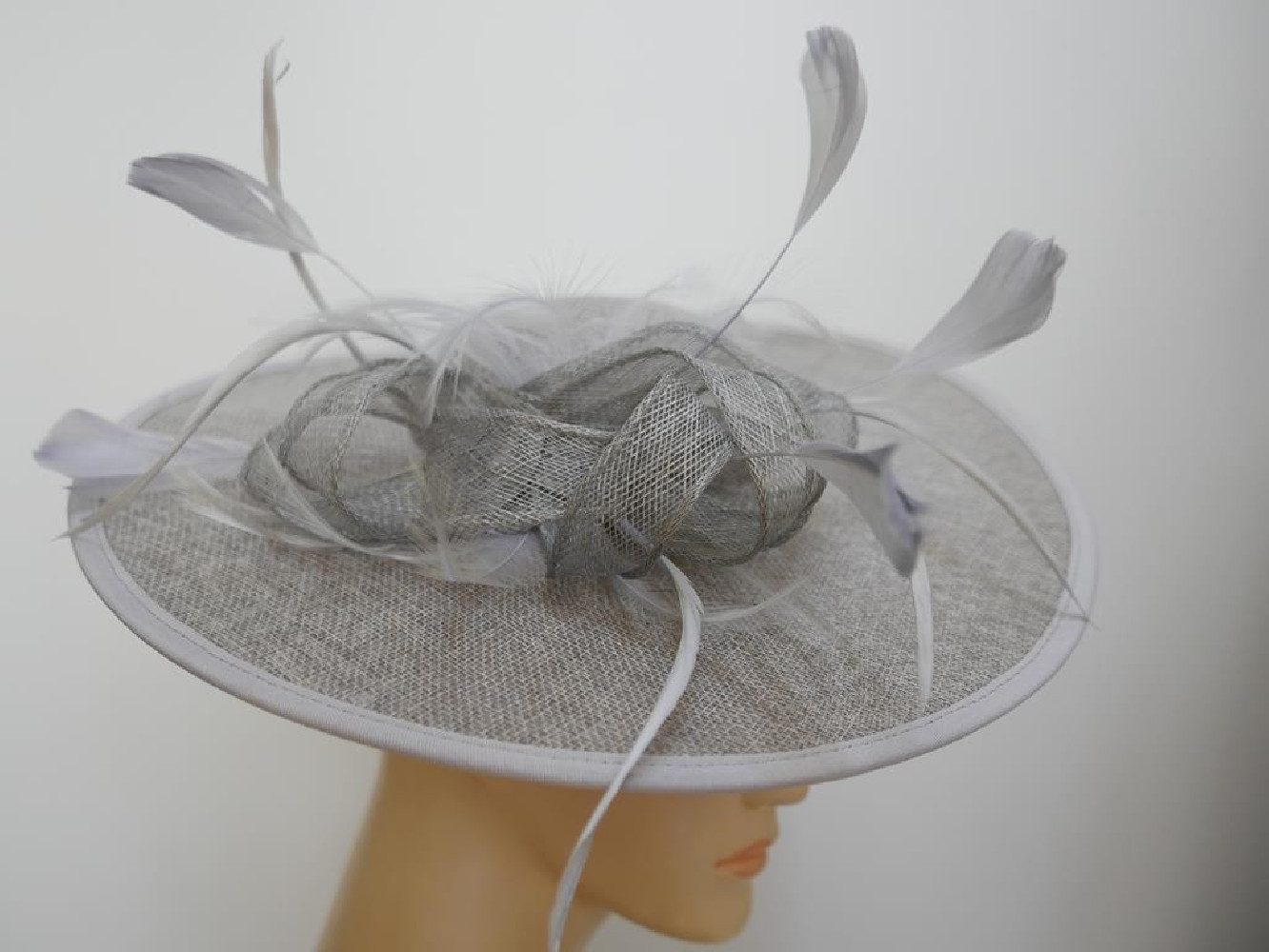 Szary kapelusz koktajlowy dysk z lnu z piórami