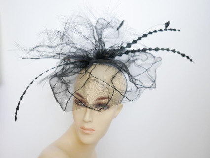 Czarny kapelusz koktajlowy z crin z piórami na przepasce