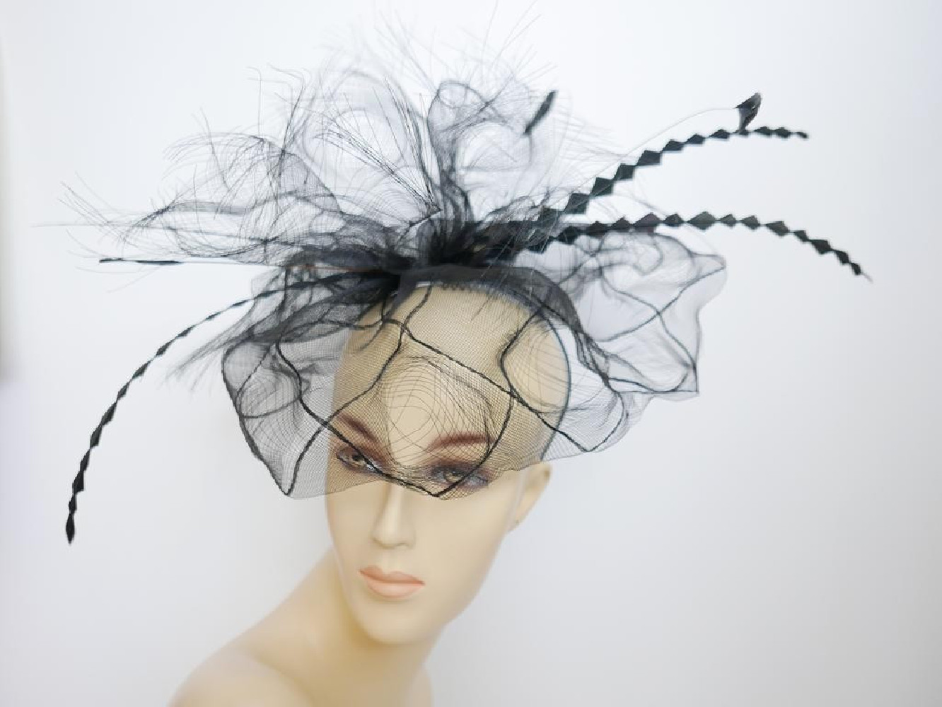 Czarny kapelusz koktajlowy z crin z piórami na przepasce