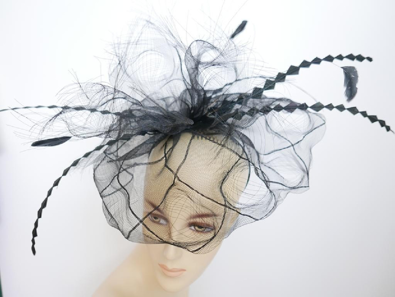 Czarny kapelusz koktajlowy z crin z piórami na przepasce