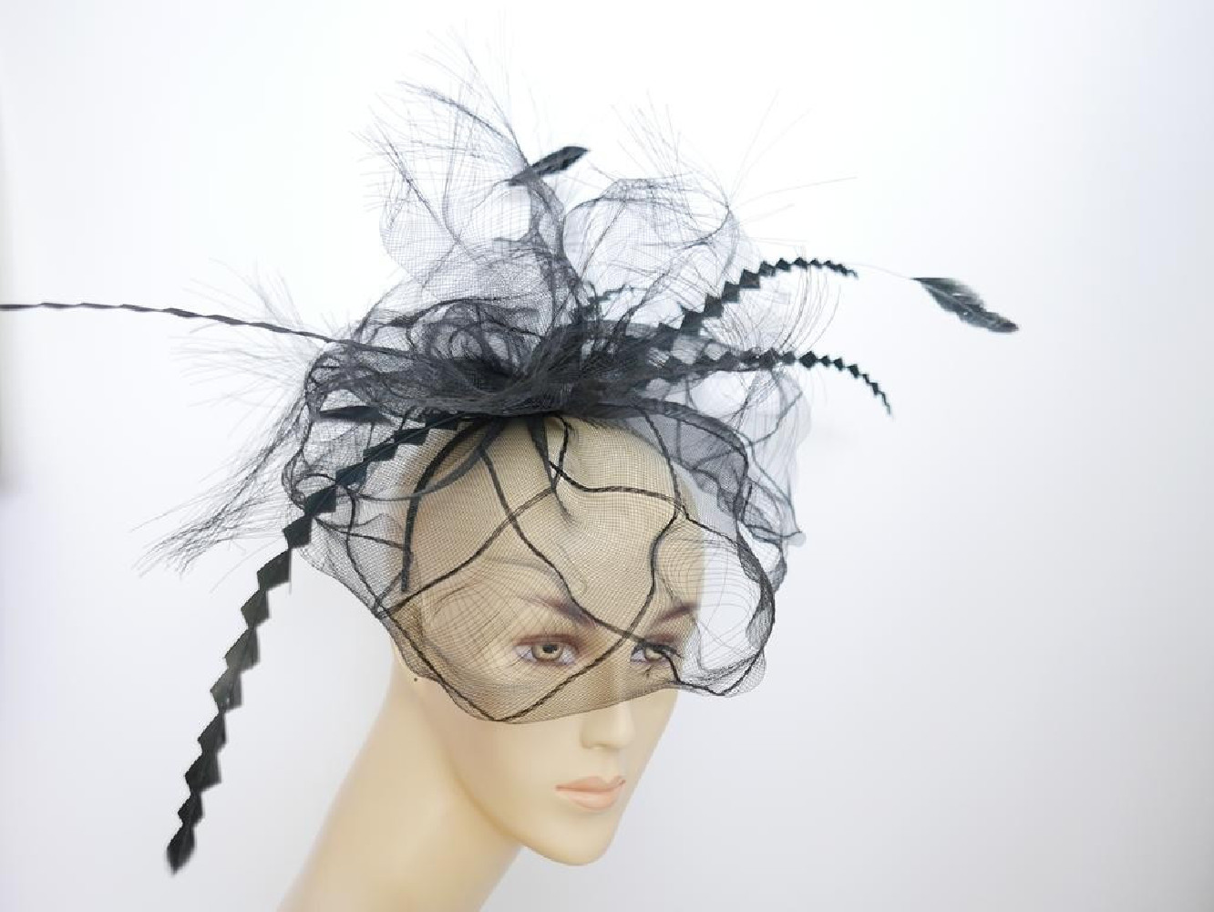 Czarny kapelusz koktajlowy z crin z piórami na przepasce