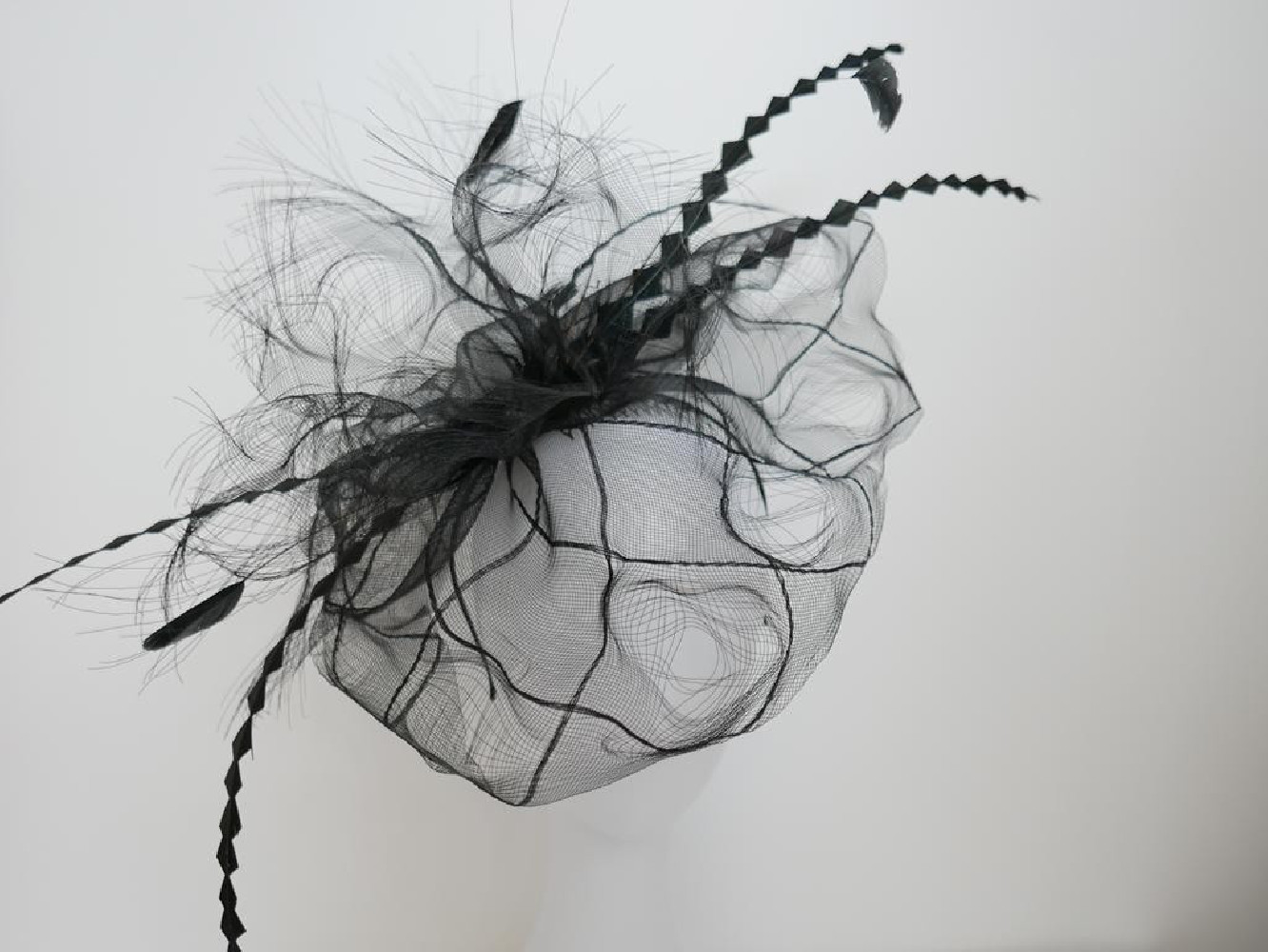 Czarny kapelusz koktajlowy z crin z piórami na przepasce