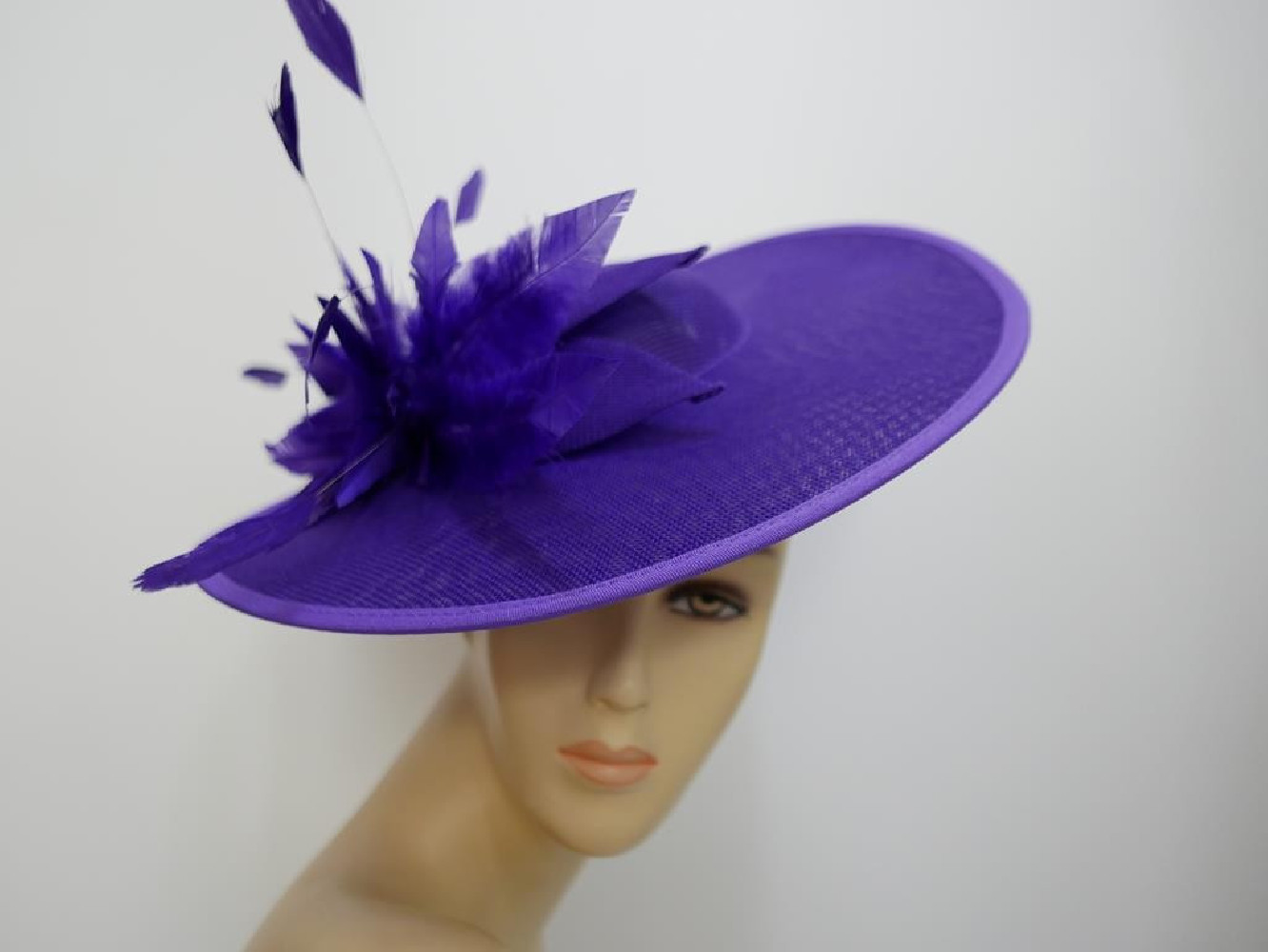 Fioletowy kapelusz koktajlowy dysk z lnu z piórami