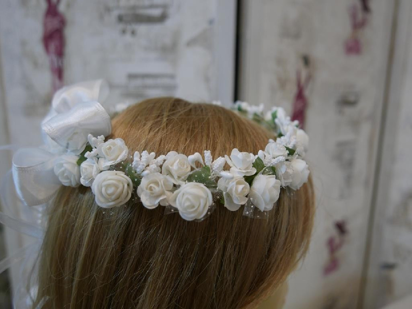 Biały wianek z kwiatów jak żywe