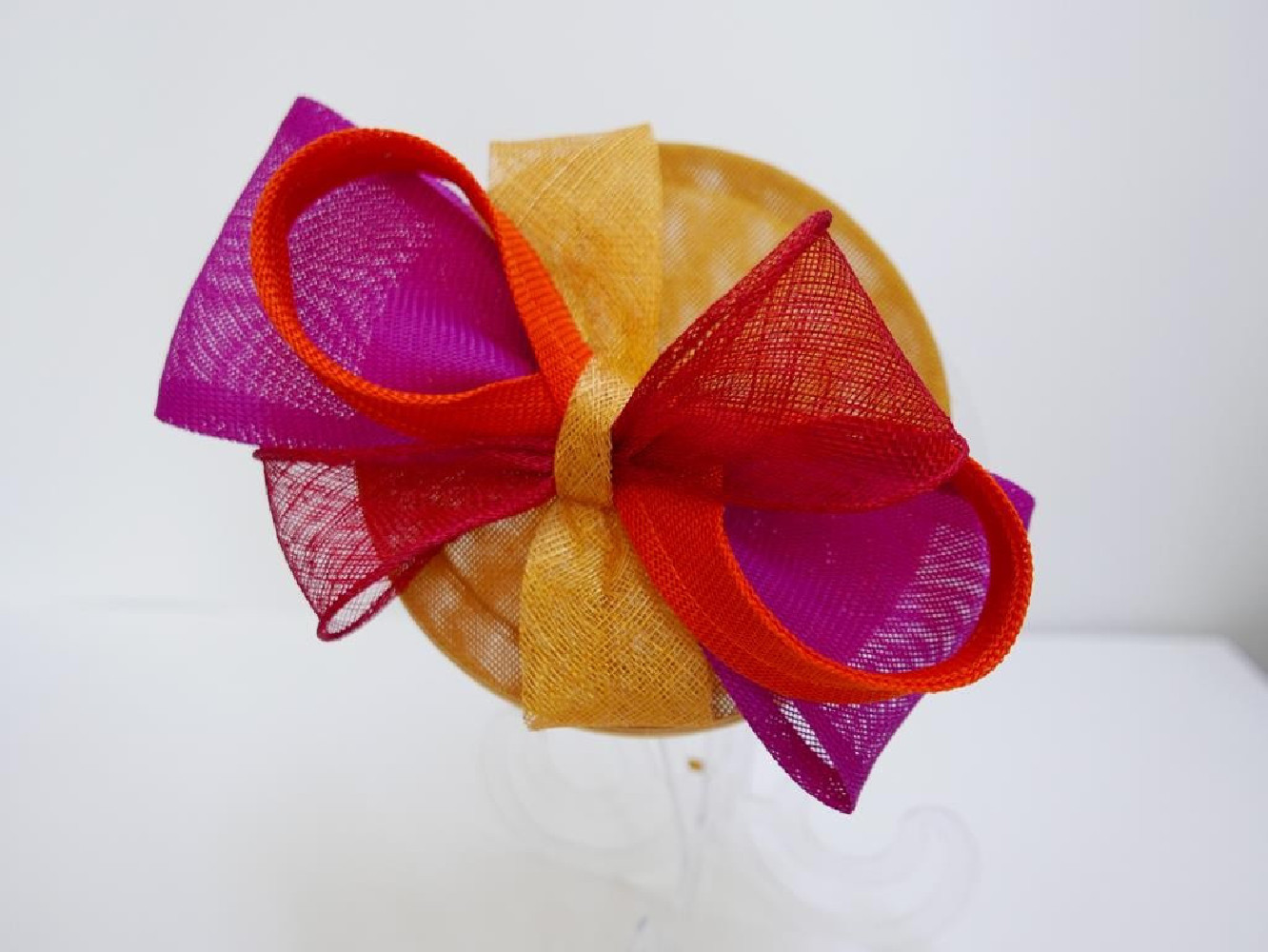 Kolorowy fascynator z lnu i sinamay