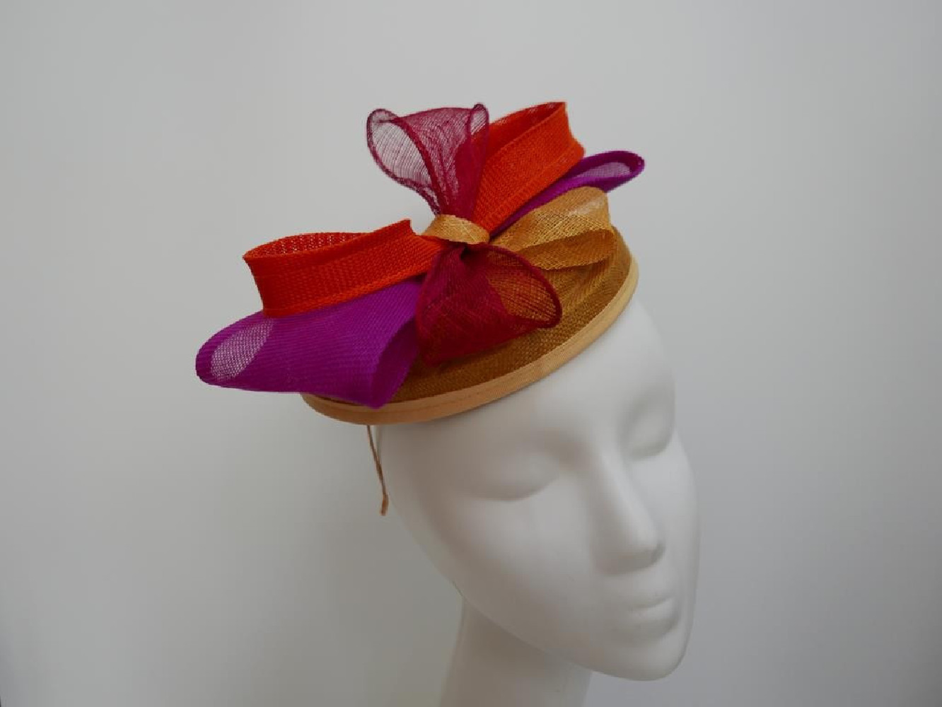Kolorowy fascynator z lnu i sinamay