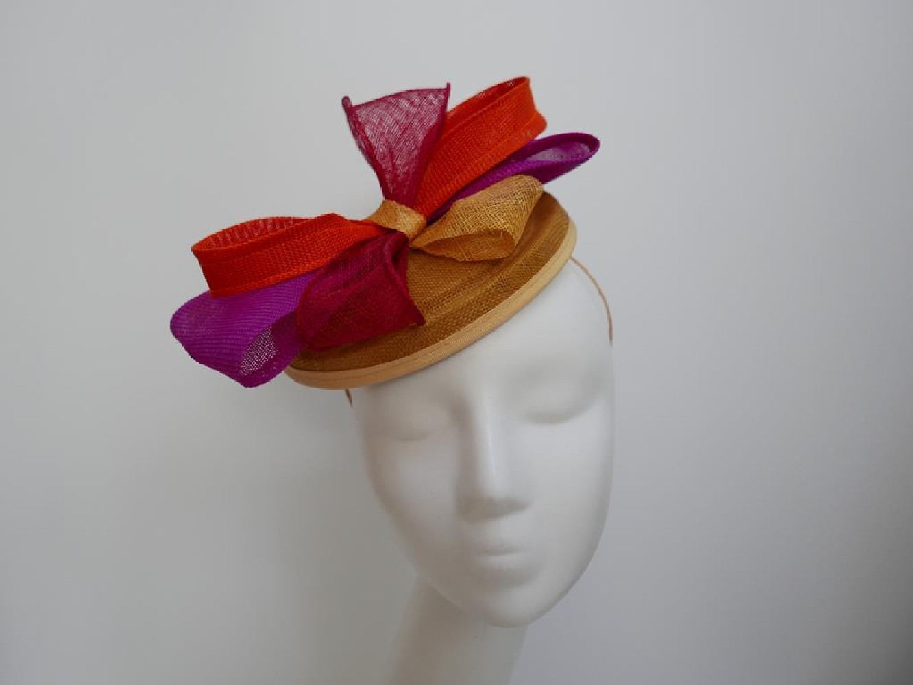 Kolorowy fascynator z lnu i sinamay
