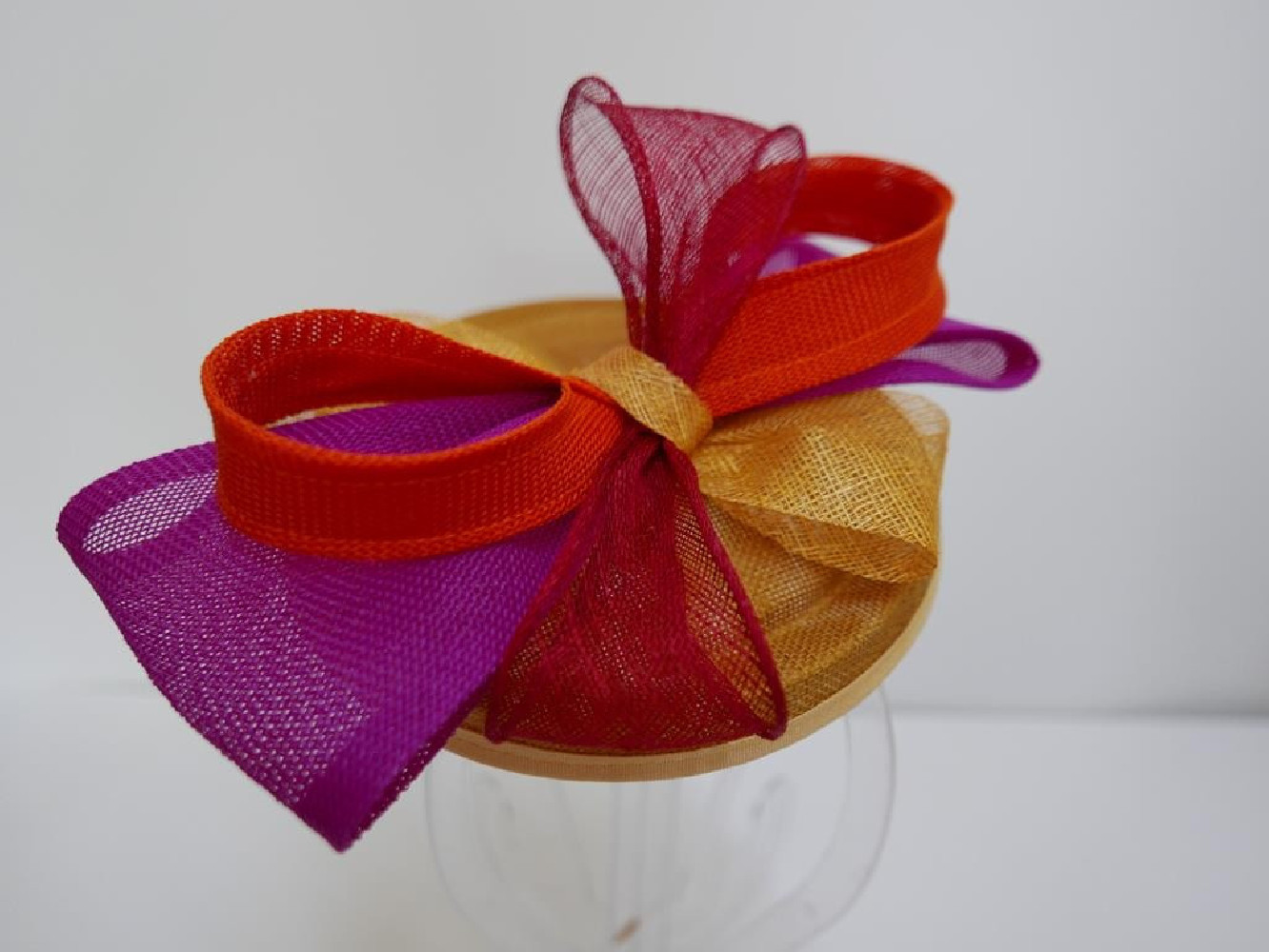 Kolorowy fascynator z lnu i sinamay
