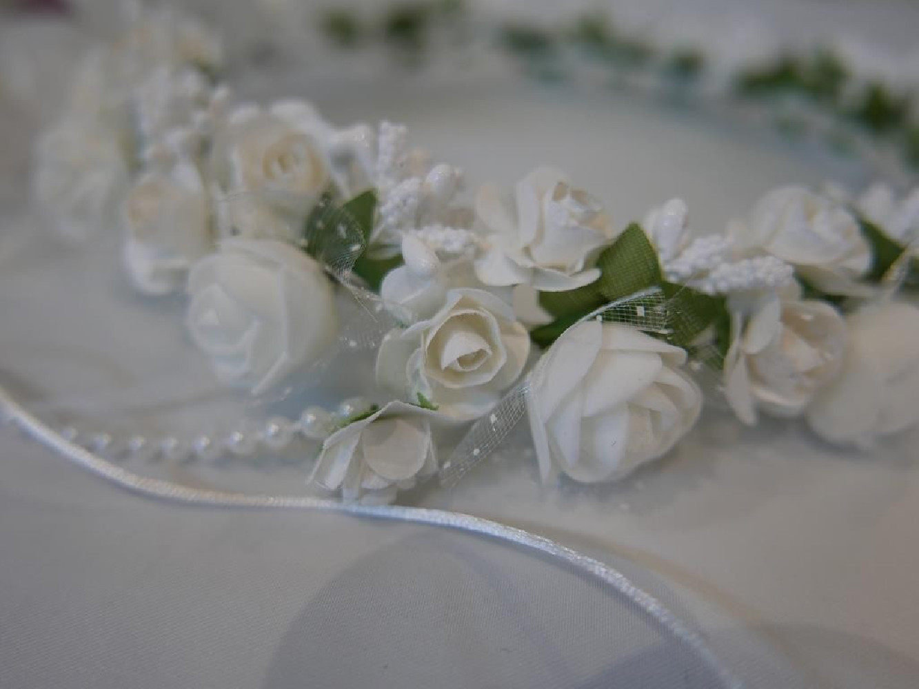 Biały wianek z kwiatów jak żywe