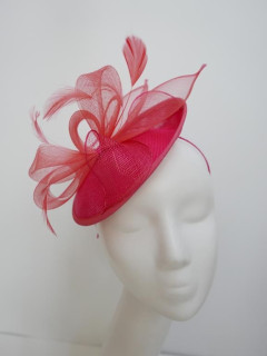 Koralowy kapelusik koktailowy z lnu z piórami na przepasce