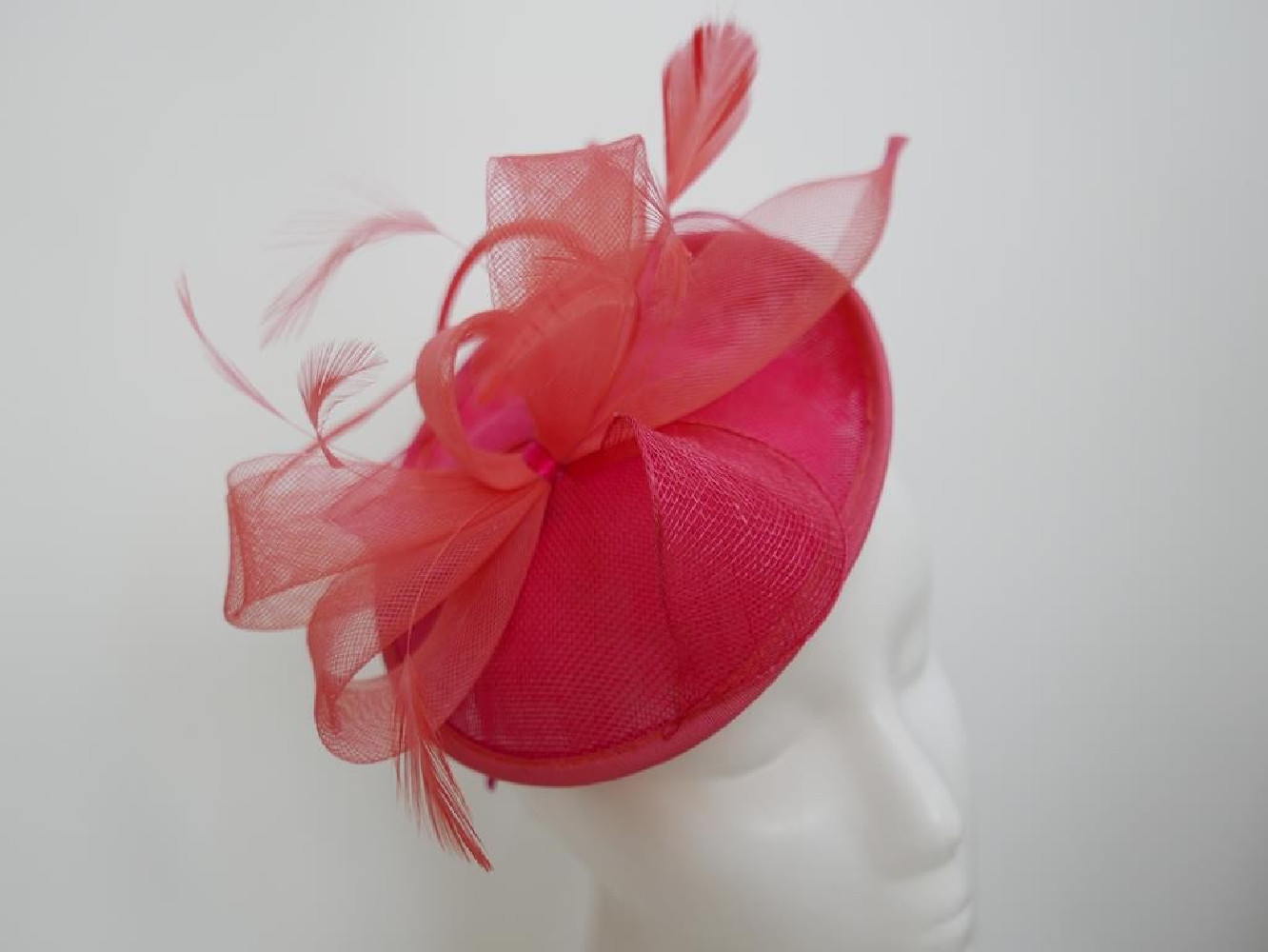 Koralowy kapelusik koktailowy z lnu z piórami na przepasce