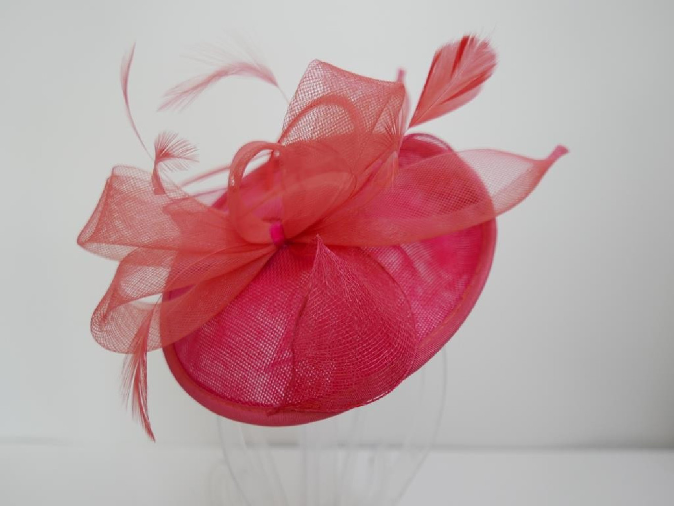 Koralowy kapelusik koktailowy z lnu z piórami na przepasce