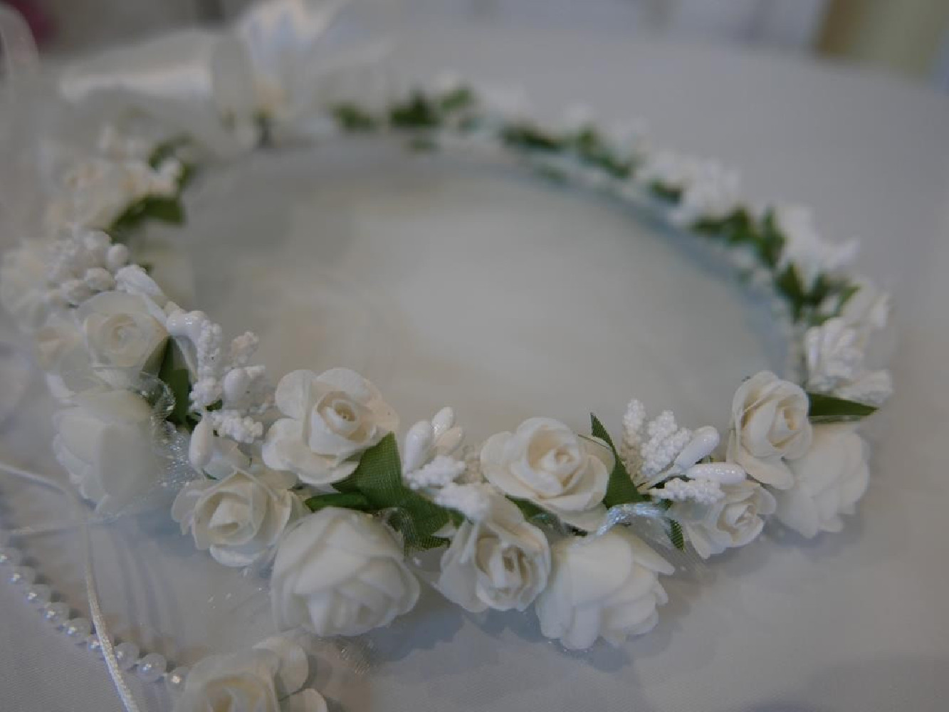 Biały wianek z kwiatów jak żywe